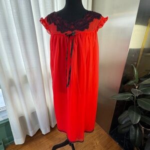 Vintage 1970s slip-on negligee, Creation Louis Jean, modern size 12 (Large)